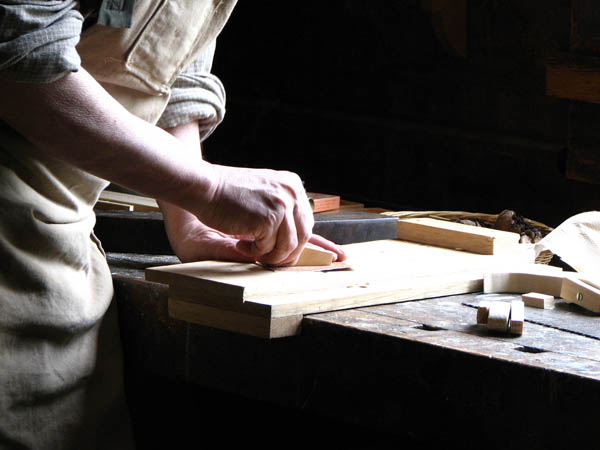 Nuestra <strong>carpinterÃ­a de madera en  Medina-Sidonia</strong> es una empresa de <strong>herencia familiar</strong>, por lo que  contamos con gran <strong>experiencia </strong>en la profesiÃ³n.